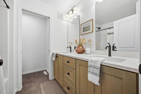 1039 61st Avenue W West Fargo ND 58078