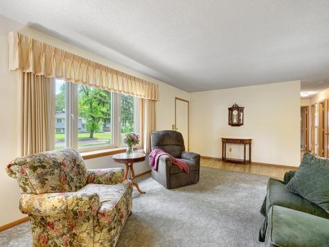 608 Grospoint Avenue N Oakdale MN 55128