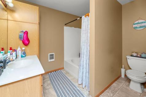 2728 33 1/2 Avenue S Fargo ND 58104