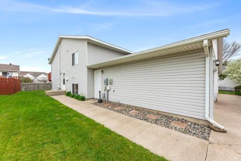 2728 33 1/2 Avenue S Fargo ND 58104