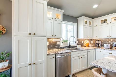 713 48th Avenue W West Fargo ND 58078