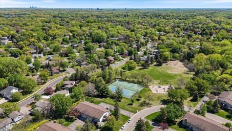 10365 Buckingham Drive Eden Prairie MN 55347