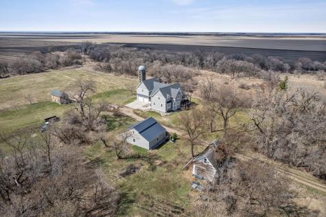 827 160th Avenue SE Hillsboro ND 58045