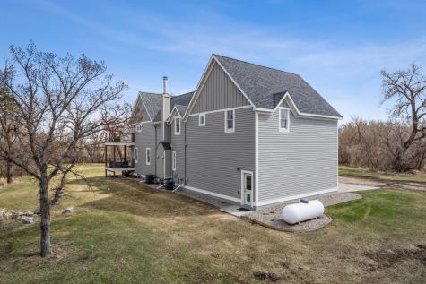 827 160th Avenue SE Hillsboro ND 58045
