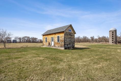 827 160th Avenue SE Hillsboro ND 58045