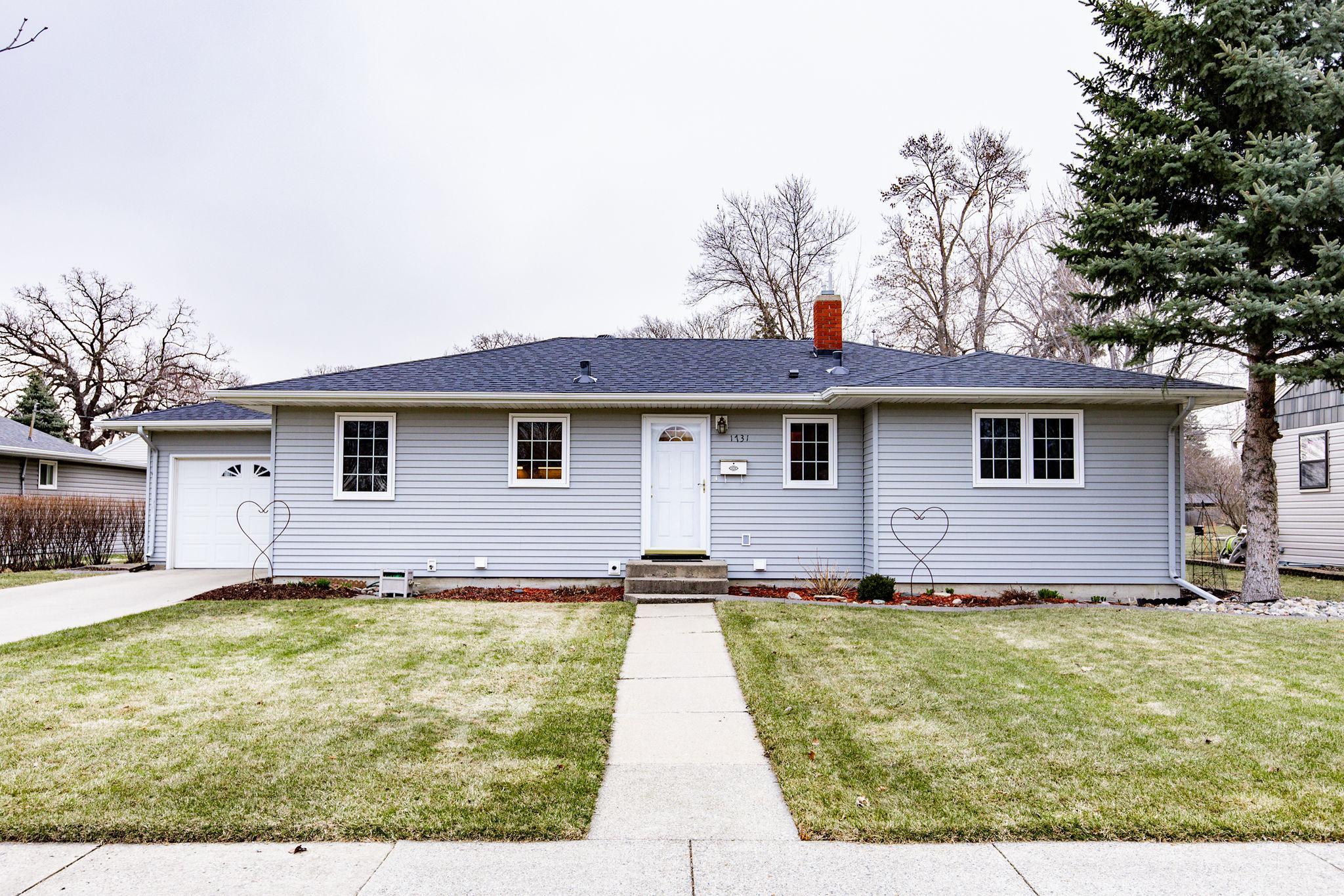 1731 Elm Street N Fargo ND 58102