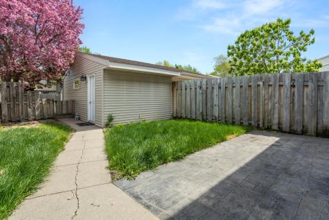 2260 30 1/2 Avenue S Fargo ND 58103