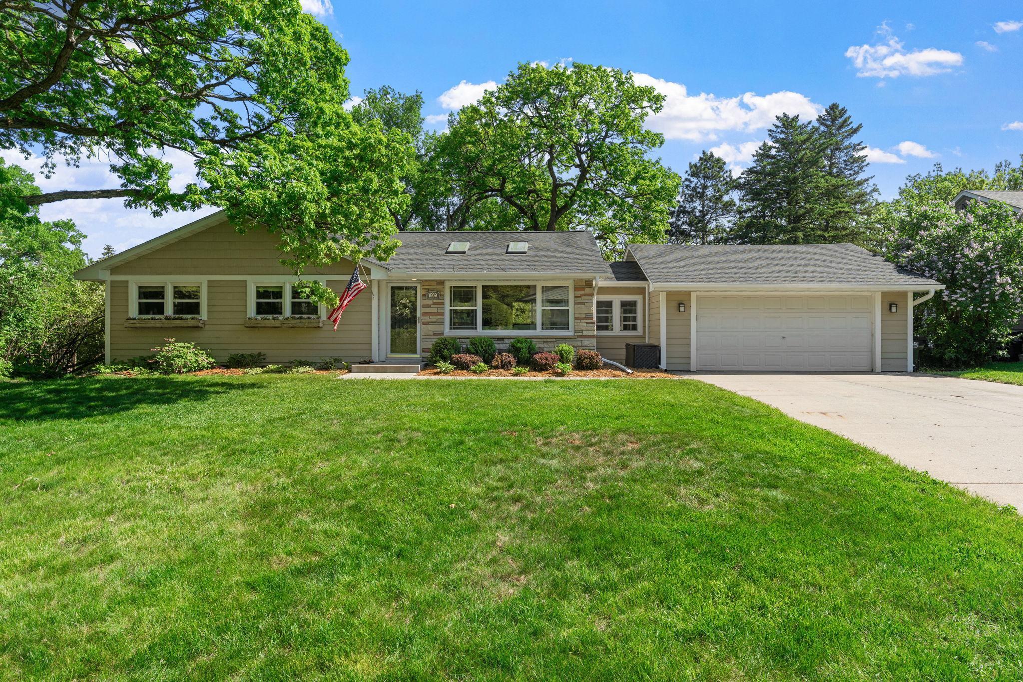 1669 Glenview Court Arden Hills MN 55112