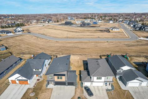 442 Hampton Drive W Moorhead MN 56560