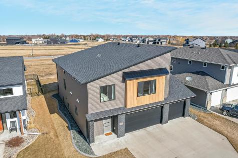 442 Hampton Drive W Moorhead MN 56560