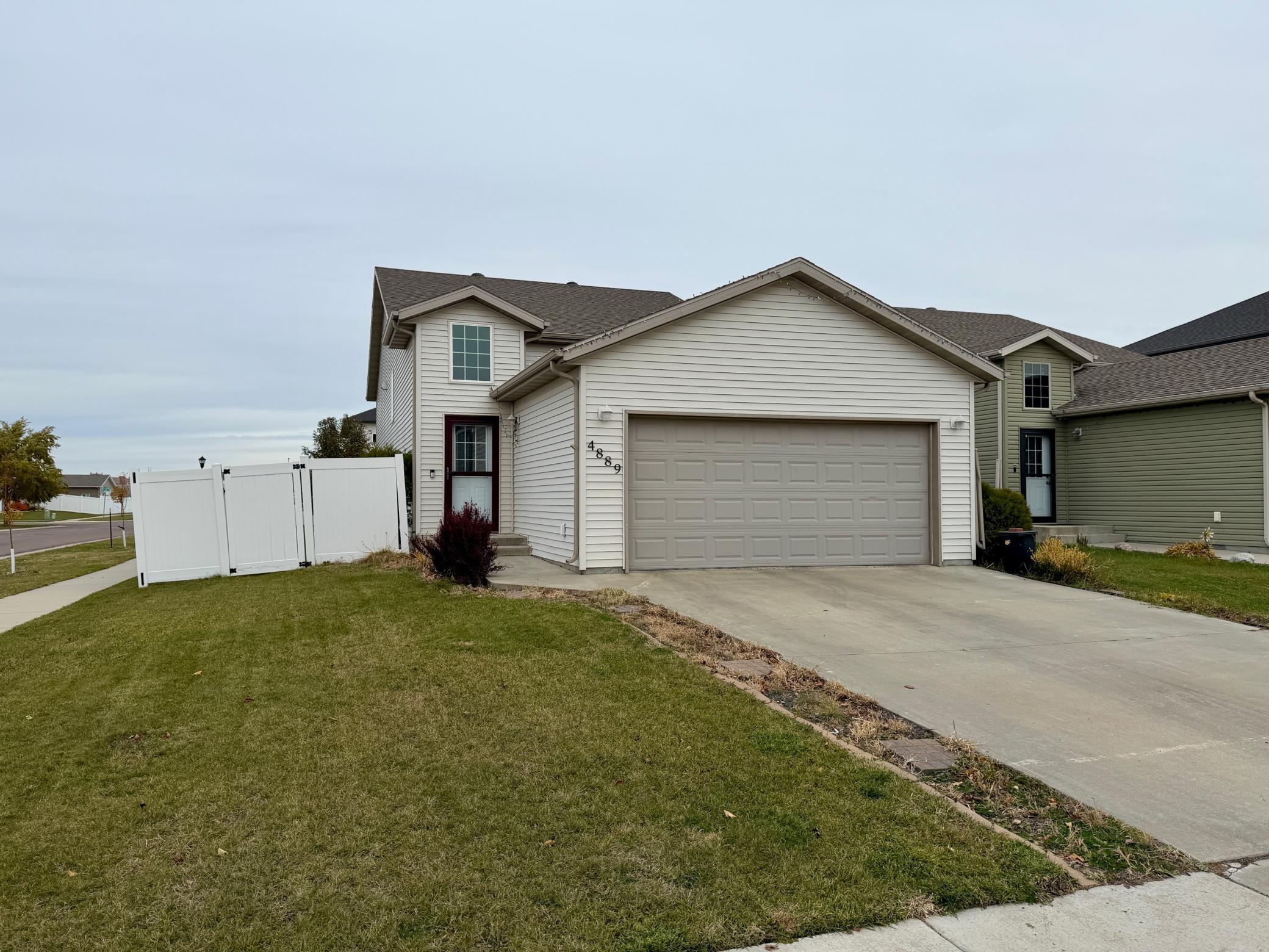 4889 Chelsea Lane S Fargo ND 58104