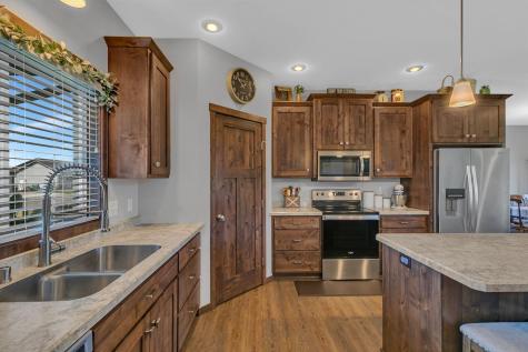 932 Waters Edge Circle Avon MN 56310