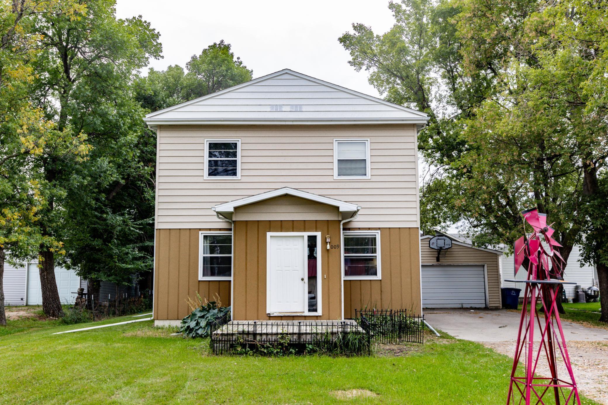 1009 18th Avenue N Moorhead MN 56560