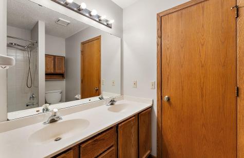 1895 Deer Hills Trail Eagan MN 55122