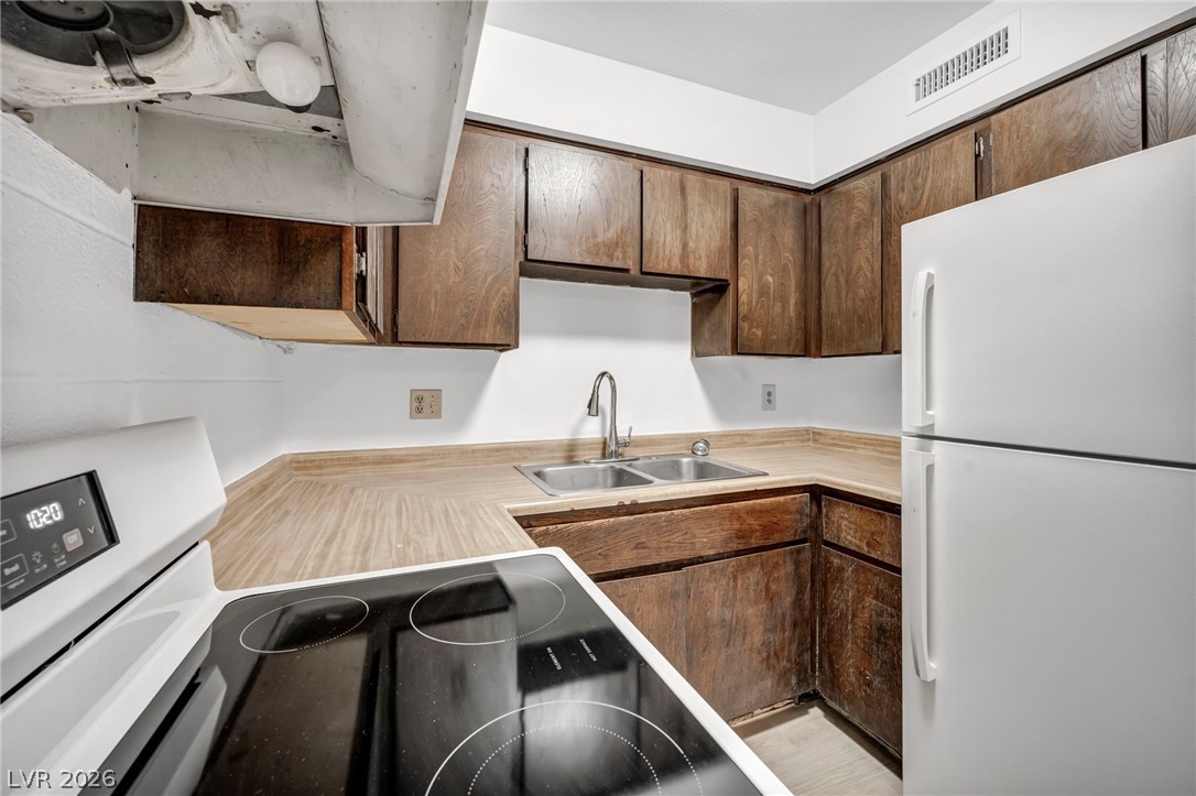 605 South Royal Crest Circle 9 Las Vegas NV 89169