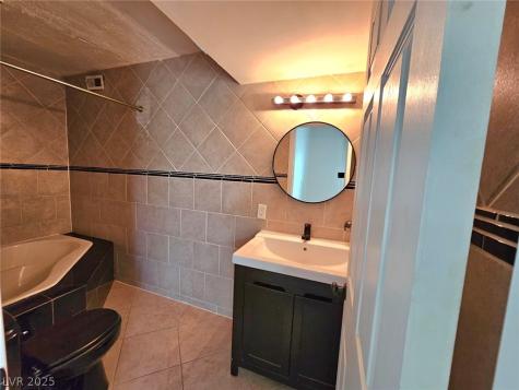 1460 Hialeah Drive B Las Vegas NV 89119