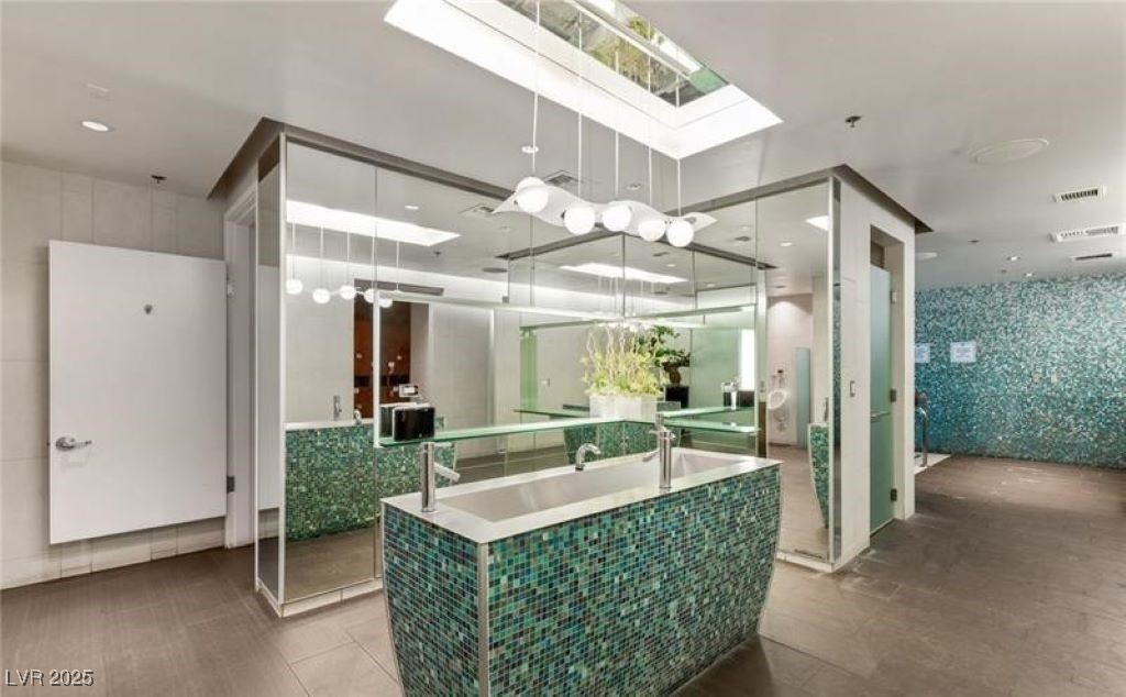 4575 Dean Martin Drive 609 Las Vegas NV 89103