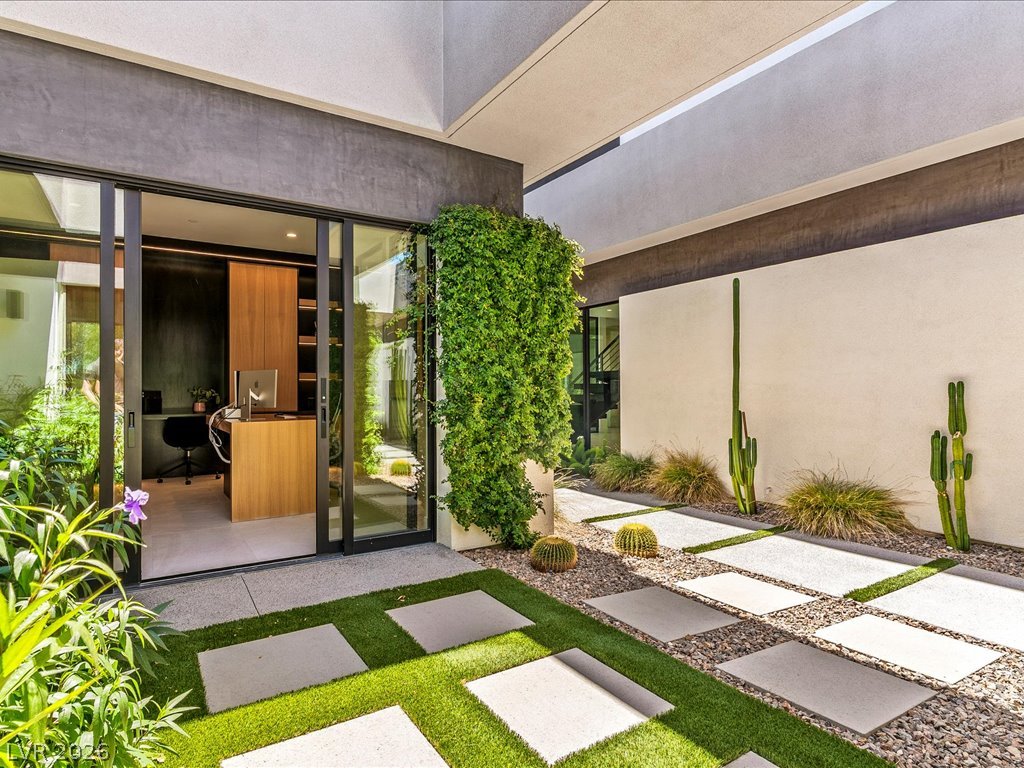 8733 Newport Isle Court Las Vegas NV 89117