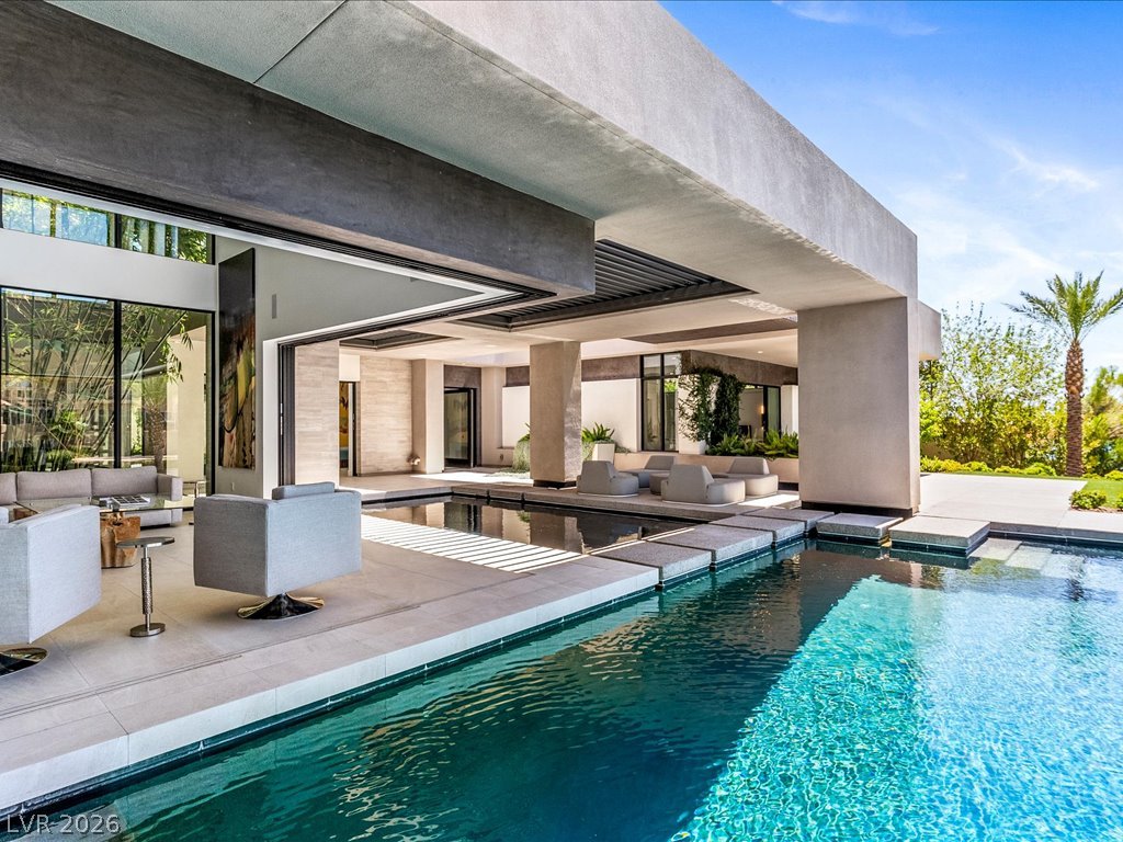 8733 Newport Isle Court Las Vegas NV 89117