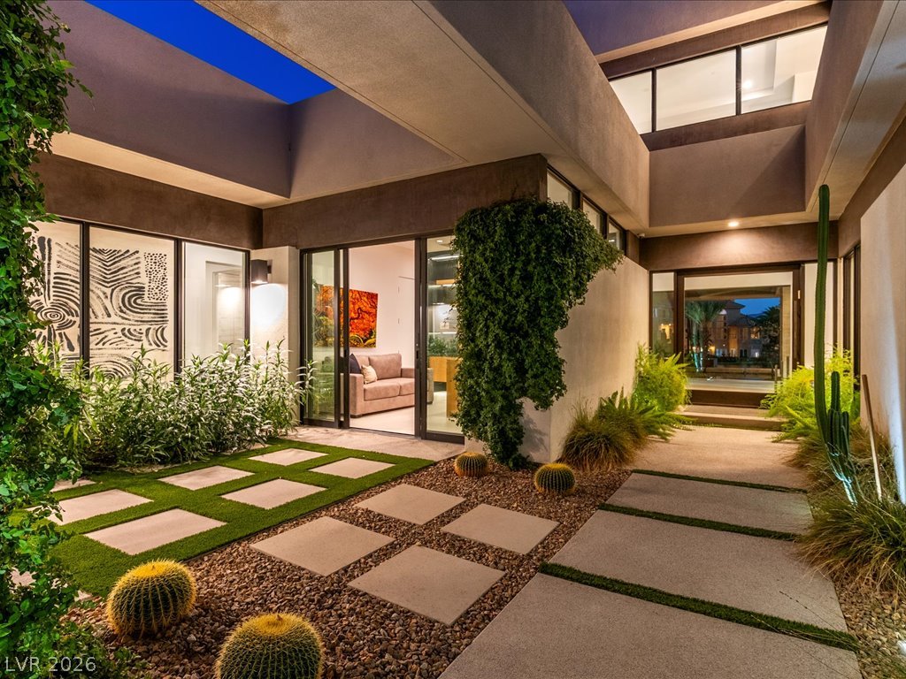 8733 Newport Isle Court Las Vegas NV 89117