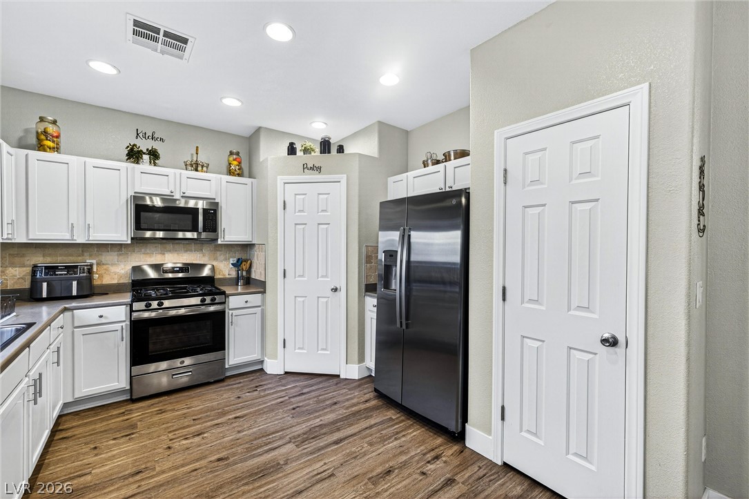 8796 Salvestrin Point Avenue Las Vegas NV 89148