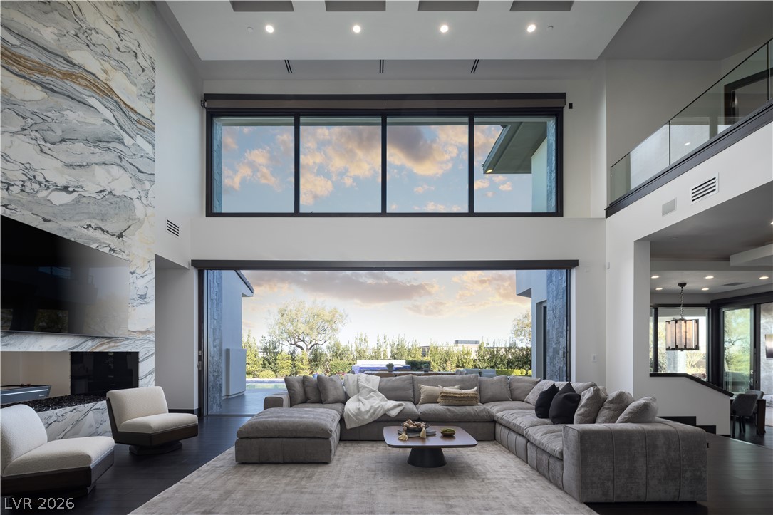 6 Bright Hollow Court Las Vegas NV 89135