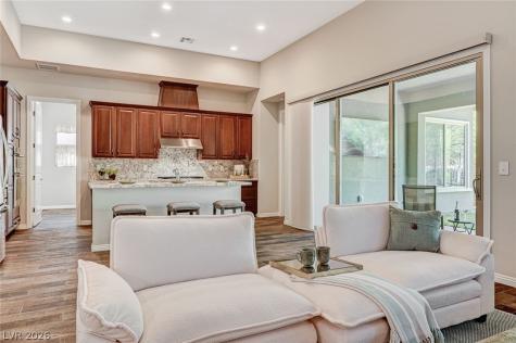6803 Regency Crest Avenue Las Vegas NV 89148