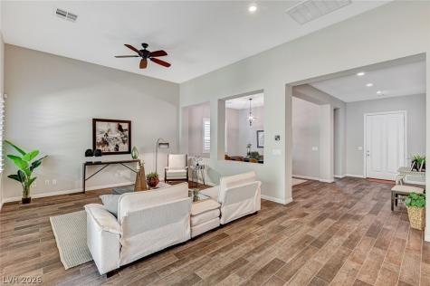 6803 Regency Crest Avenue Las Vegas NV 89148