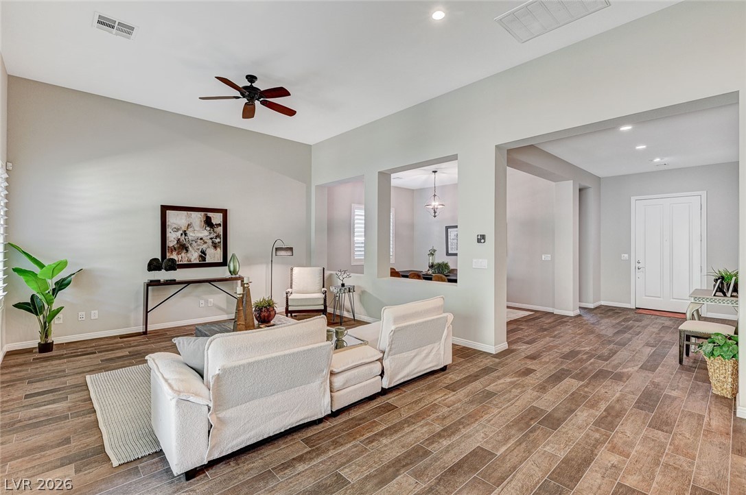 6803 Regency Crest Avenue Las Vegas NV 89148