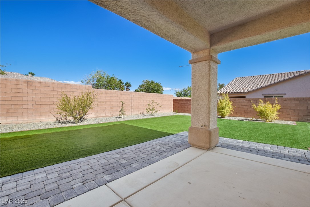 7324 South White Bloom Avenue Las Vegas NV 89117