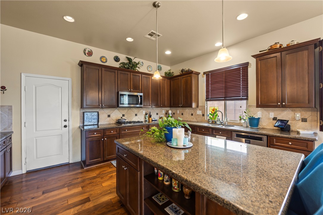 6864 Desert Island Street Las Vegas NV 89149