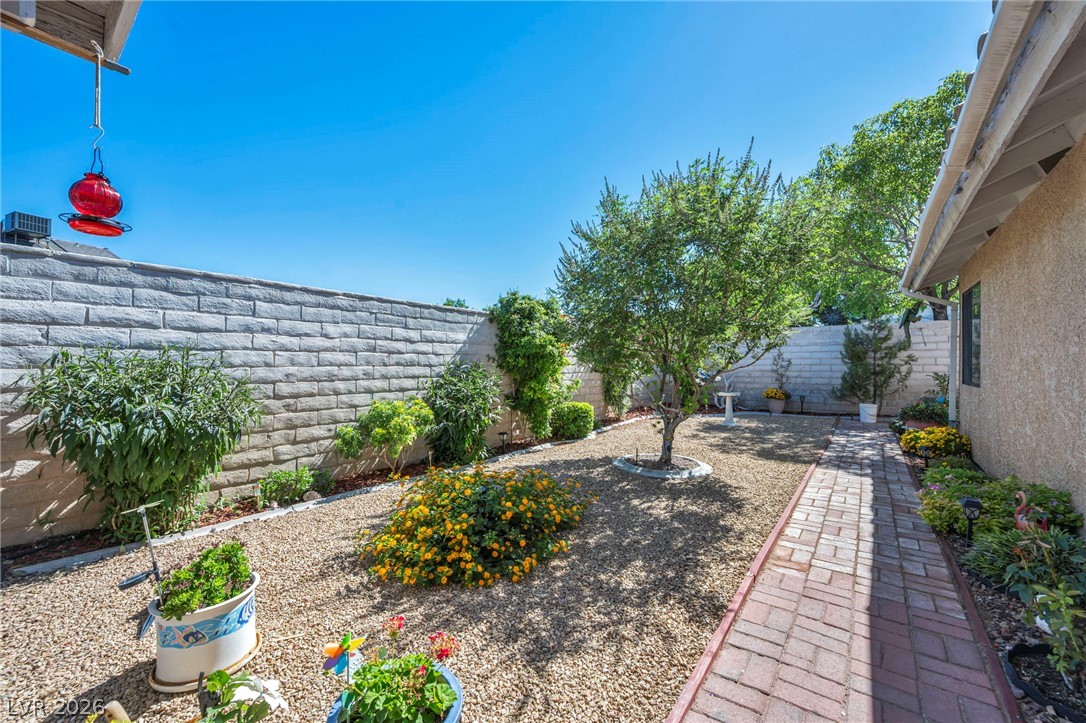 7713 Leavorite Drive Las Vegas NV 89128