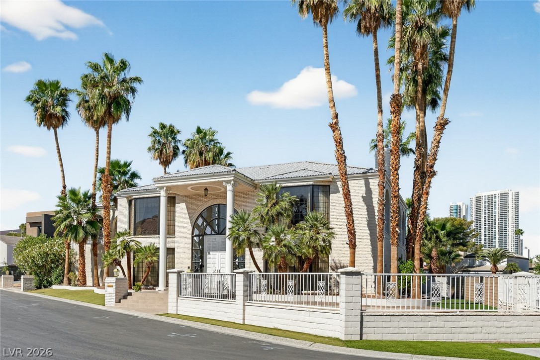 2834 Queens Courtyard Divide Las Vegas NV 89109