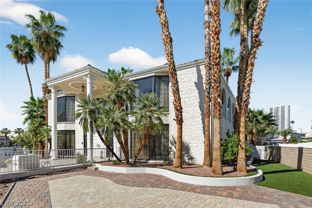 2834 Queens Courtyard Divide Las Vegas NV 89109