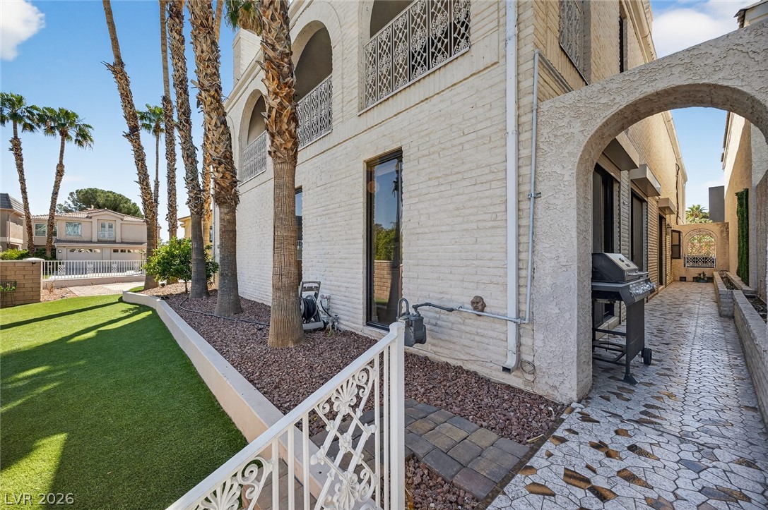 2834 Queens Courtyard Divide Las Vegas NV 89109