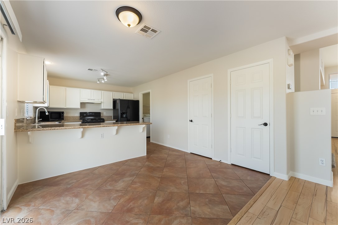 658 Emerald City Avenue Las Vegas NV 89183