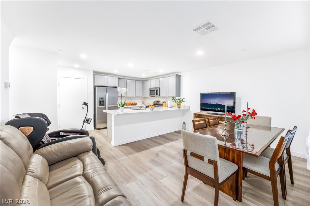 6252 Foxes Dale Street Las Vegas NV 89166