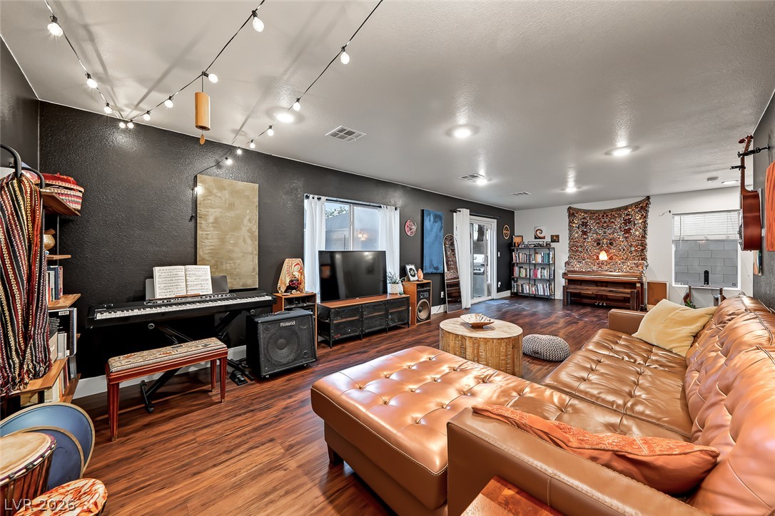 6013 Lazy Creek Avenue Las Vegas NV 89139