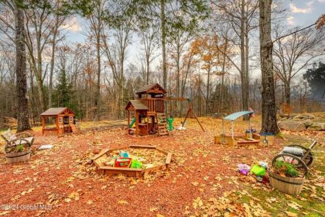 11 Maggie Dudley Road Crown Point NY 12928