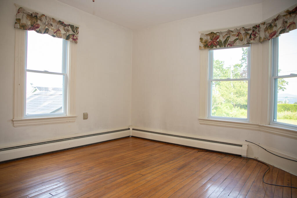 13 Beggs Point Street Essex NY 12936