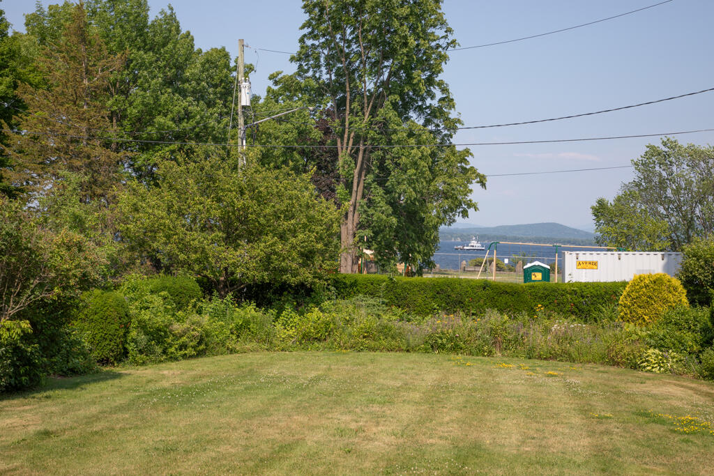 13 Beggs Point Street Essex NY 12936