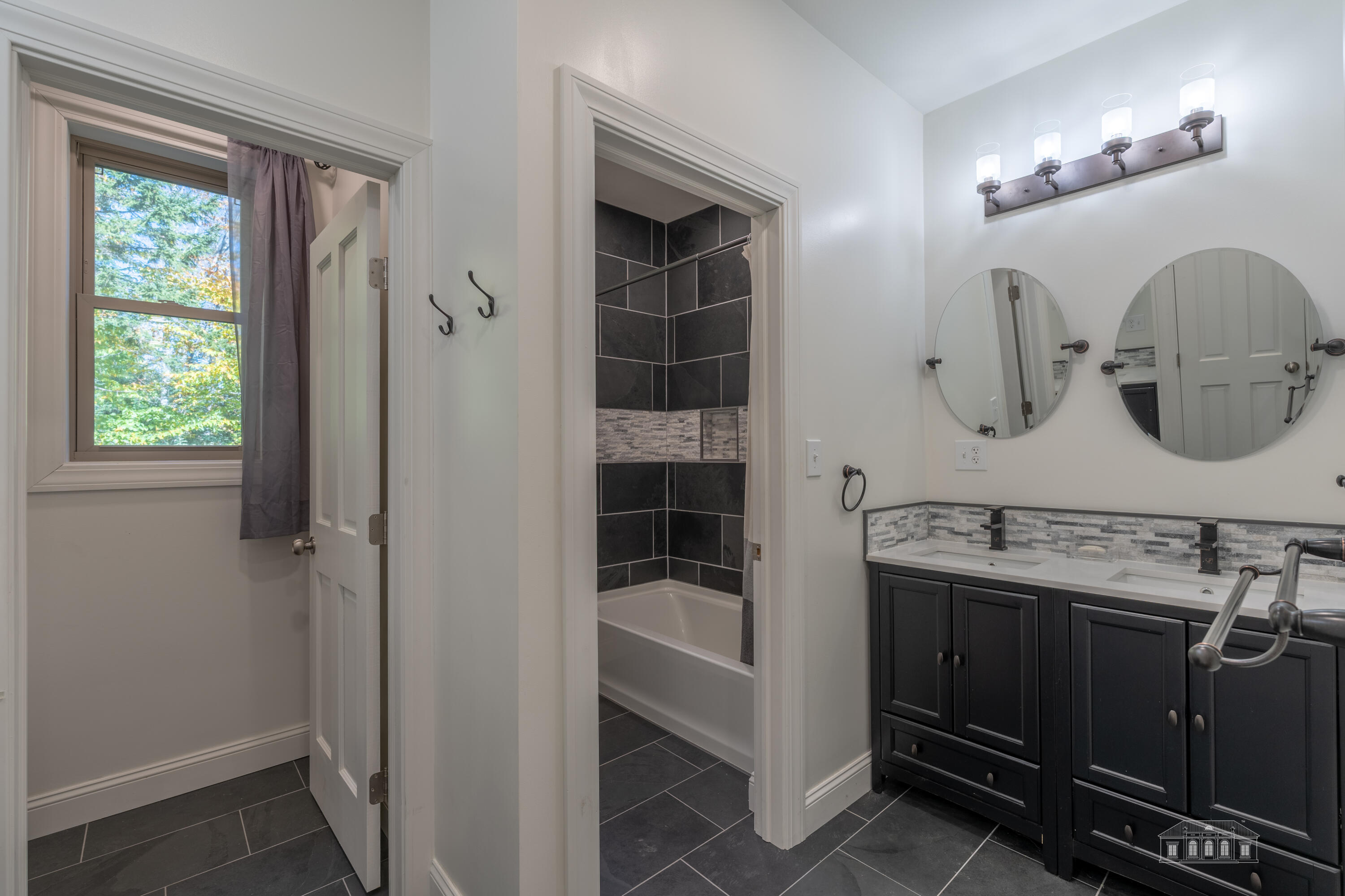 22 Lambs Way Lake Placid NY 12946