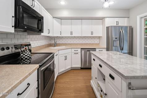 607 Highwood Circle Guilderland NY 12203