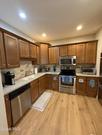 73 Saratoga Road Schenectady NY 12302