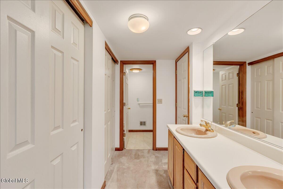 8 Rusfield Drive Glenmont NY 12077