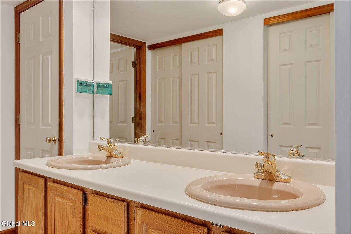 8 Rusfield Drive Glenmont NY 12077