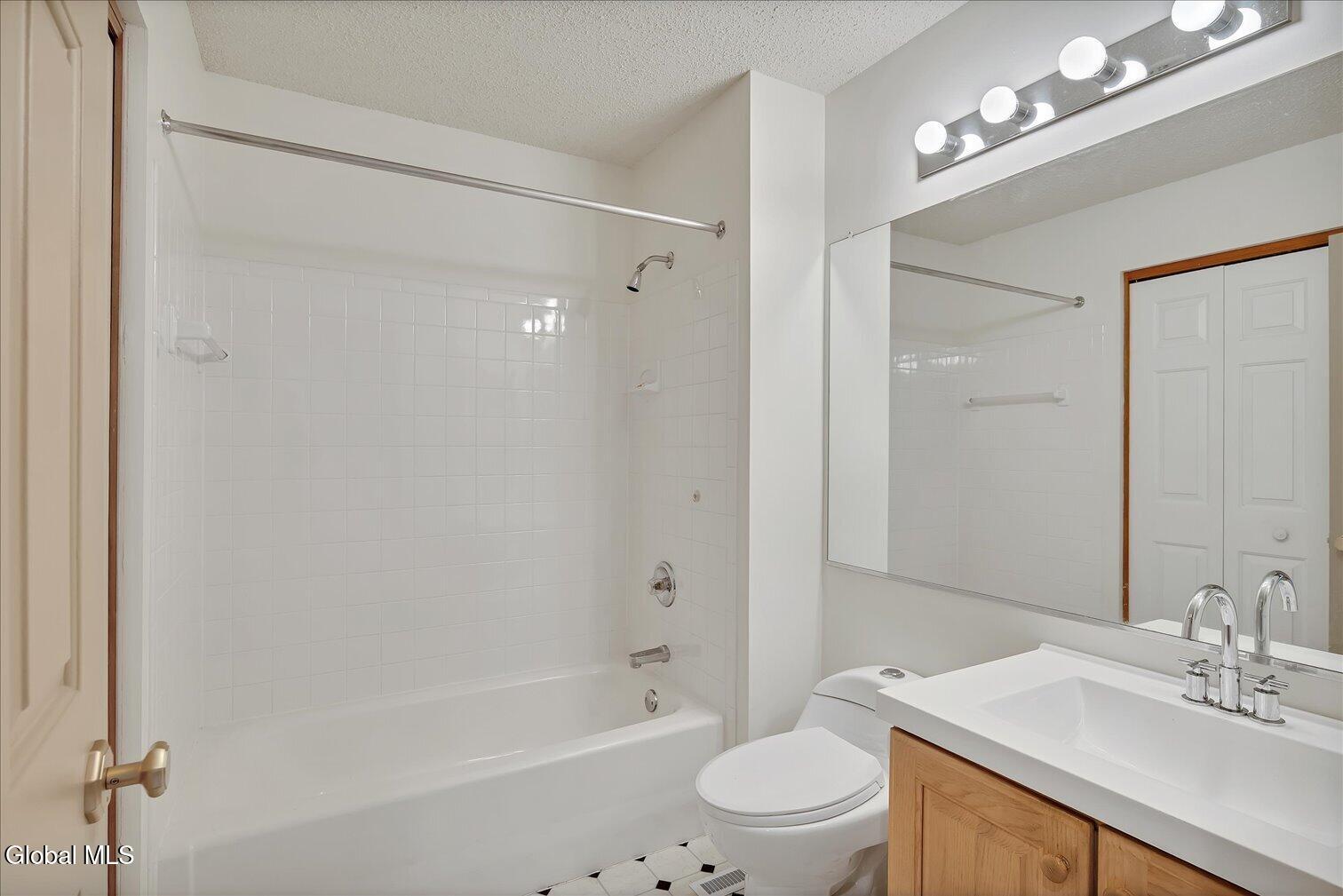 26 Malibu Hill Rensselaer NY 12144