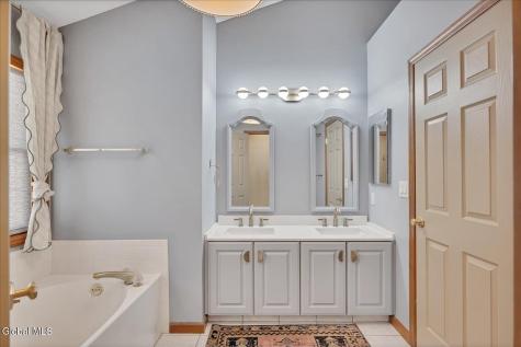 26 Malibu Hill Rensselaer NY 12144
