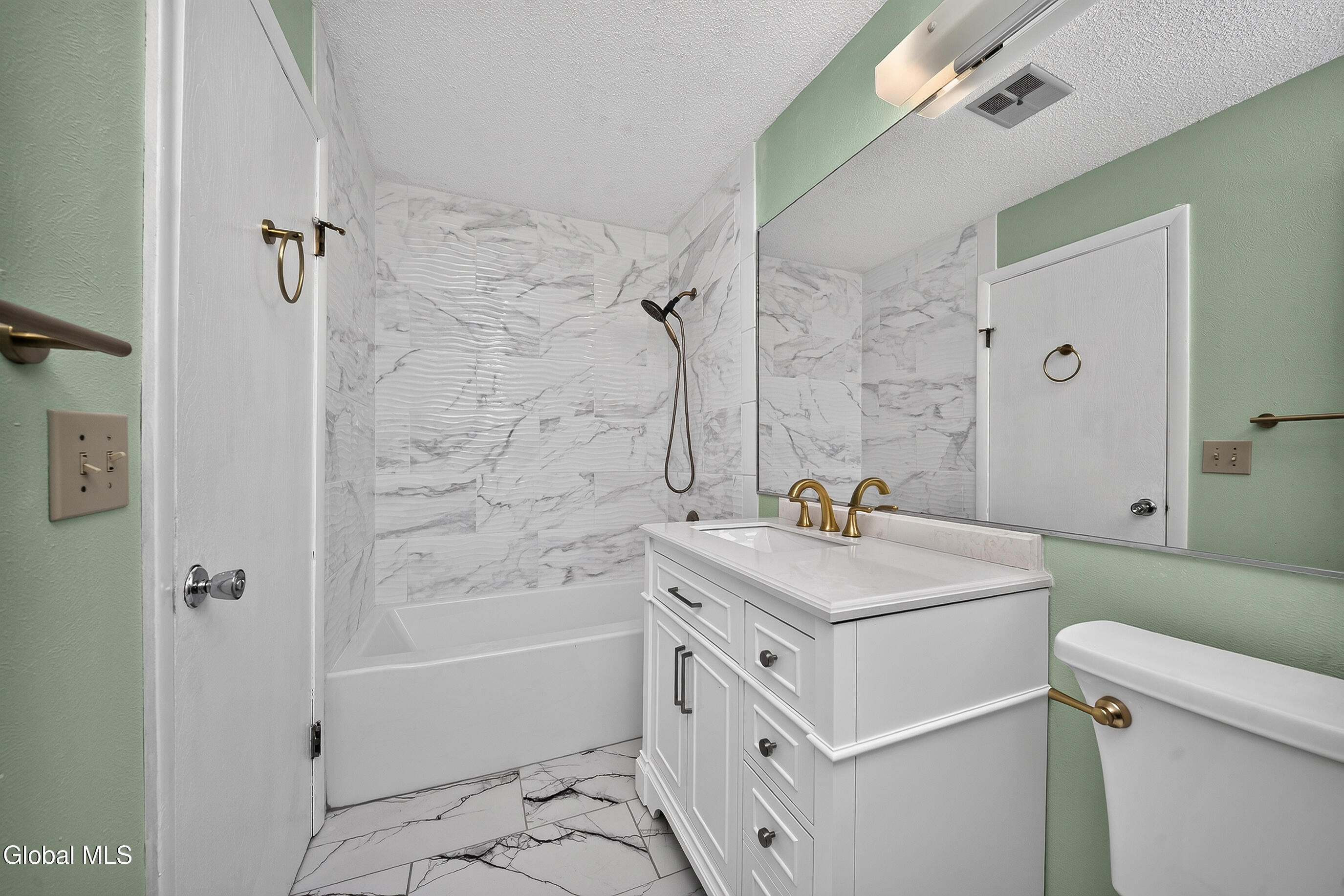 204 Victory Way Halfmoon NY 12065