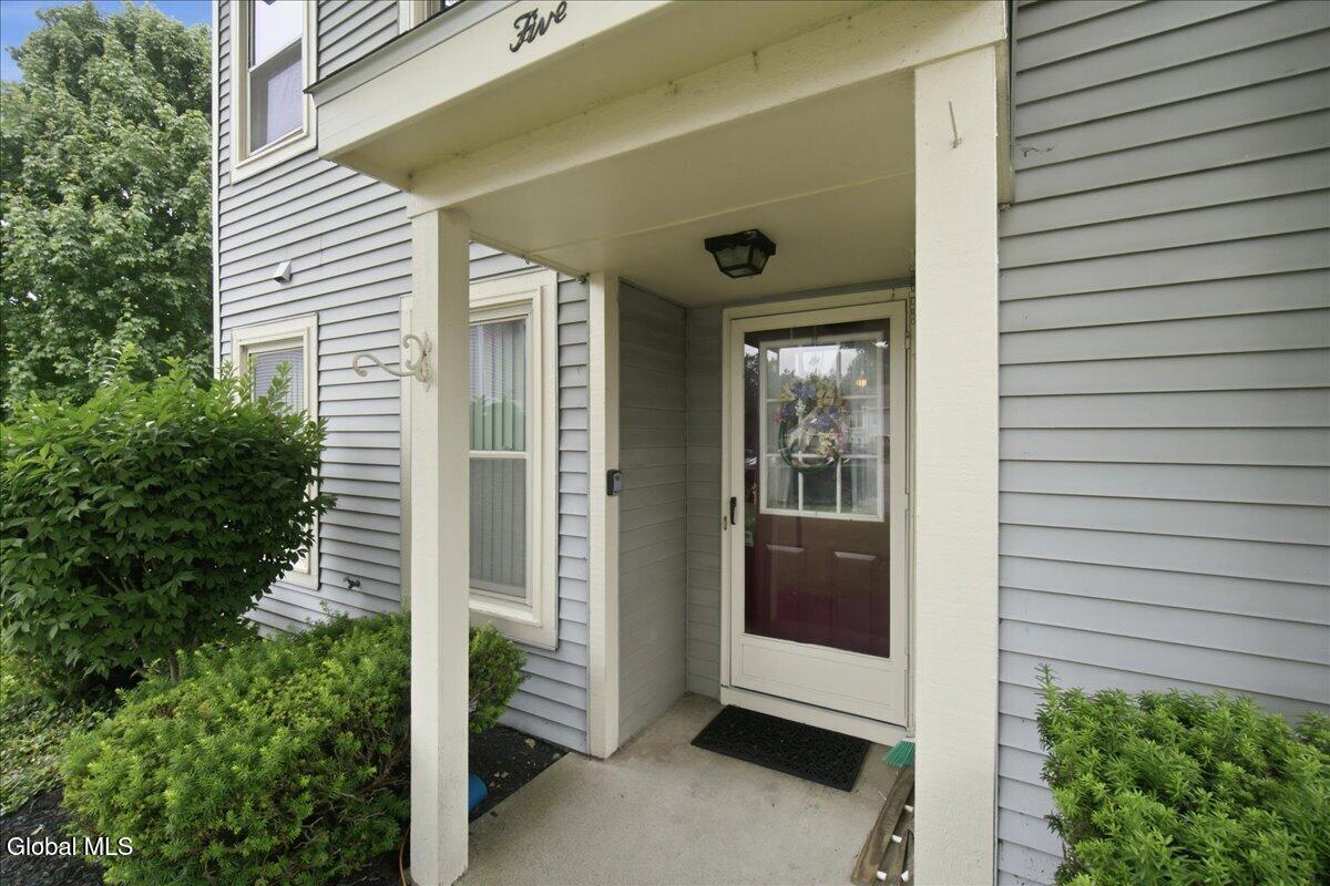5 Minuteman Court Halfmoon NY 12065